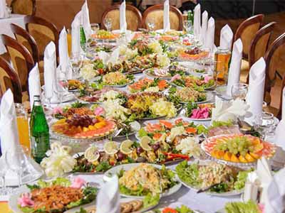 پذیرایی شام عقد به صورت دیس پرسی، تجربه‌ای جذاب و منحصربه‌فرد ایجاد می‌کند که هر مهمان از لذت غذا خوردن درون بشقاب خود لذت می‌برد.