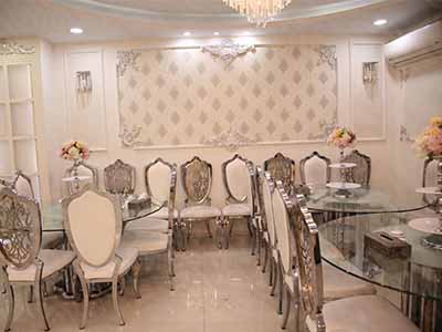 بهترین دفتر ازدواج در غرب تهران با الهام از طراحی‌های شیک، علاوه بر ایجاد لحظاتی به یادماندنی برای زوجین، با خدمات پذیرایی از مهمانان، تجربه‌ای لطیف و استثنایی فراهم می‌آورد.